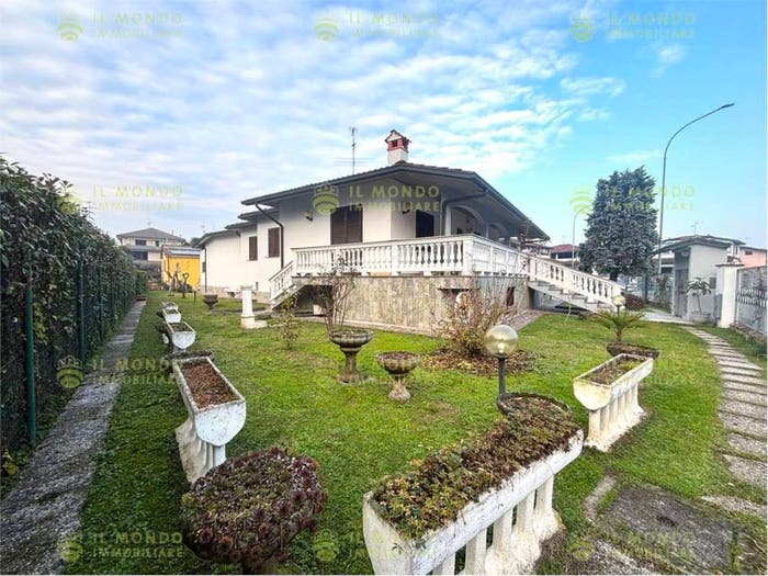 Casa con 6 locali in vendita in Centro, Carpiano