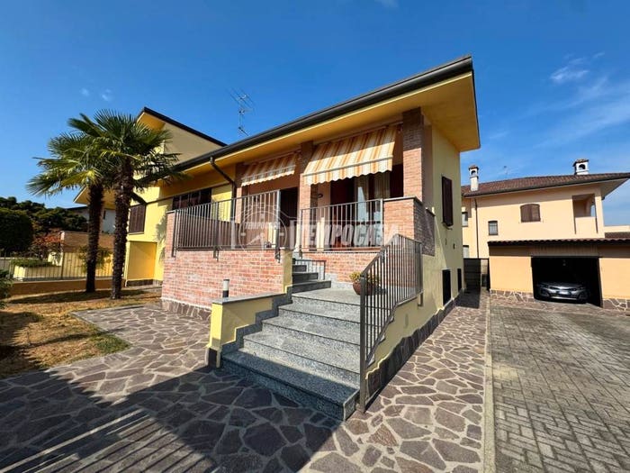 Casa trilocale in vendita in Via Giosuè Carducci, Casorezzo