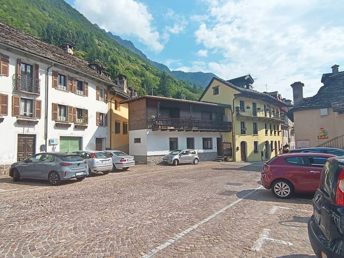 Appartamento quadrilocale in vendita in Piazza Gabriele Garbagni, Vanzone, Vanzone con San Carlo