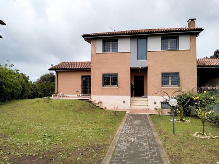Casa con 6 locali in vendita in Via Luigi Chiarini, Vallerano, Roma