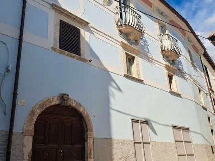 Casa con 6 locali in vendita in Ofena