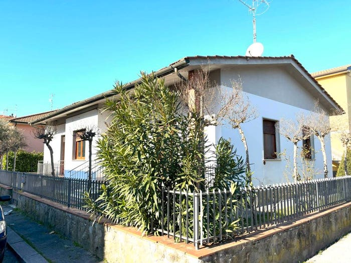 Casa con 6 locali in vendita in Via dei Frosini, Vergine, Pistoia