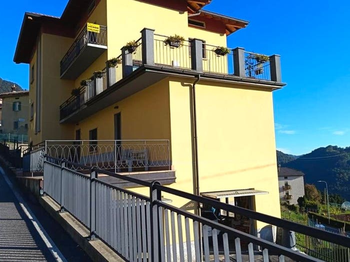 Appartamento quadrilocale in vendita in Via Papa Giovanni XXIII, Centro, Cornalba