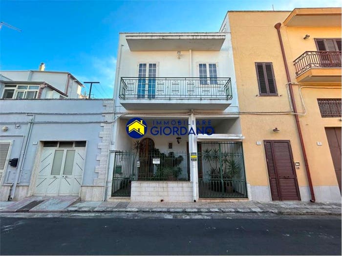 Casa con 6 locali in vendita in via Enrico Toti, Squinzano