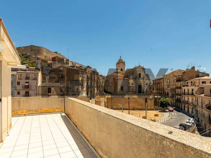 Casa con 6 locali in vendita in Via Duca degli Abruzzi, Centro, Caltagirone