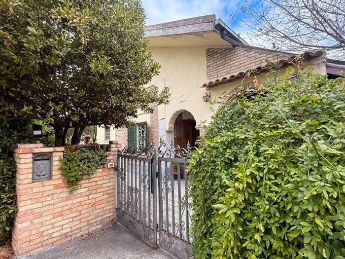 Casa quadrilocale in vendita in Contrada Lauriana Pantano, Loreto Aprutino