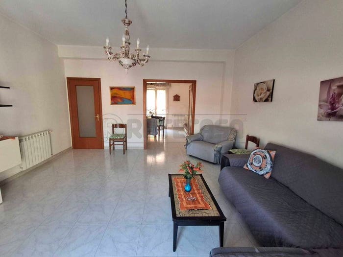 Appartamento con 5 locali in vendita in Via Firenze, Floridia