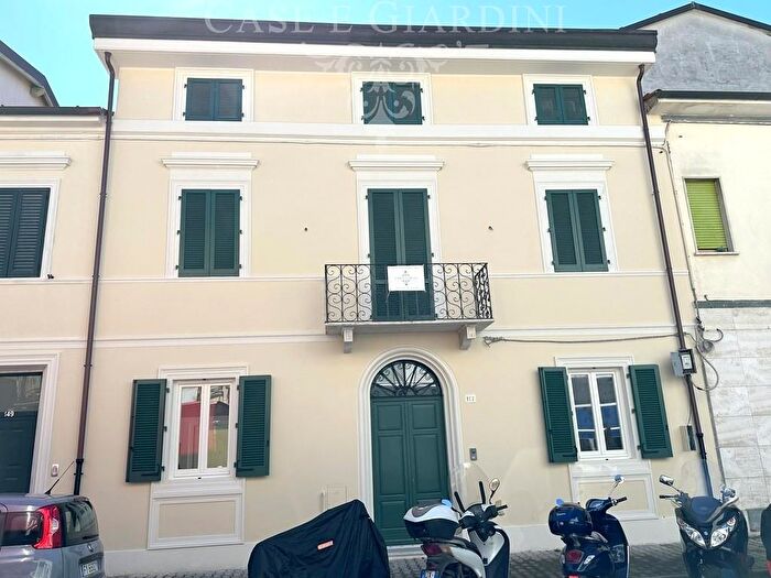 Casa con 10 locali in vendita in Via Giuseppe Verdi, Viareggio