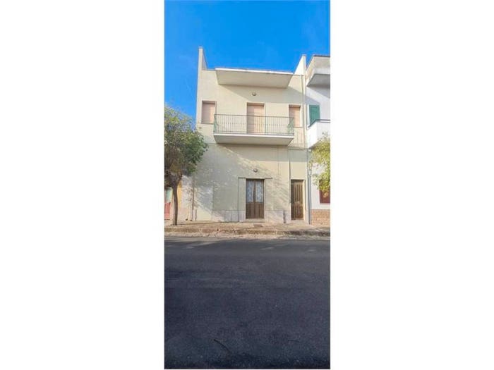 Casa con 6 locali in vendita in Via Conte Alberti, Collepasso