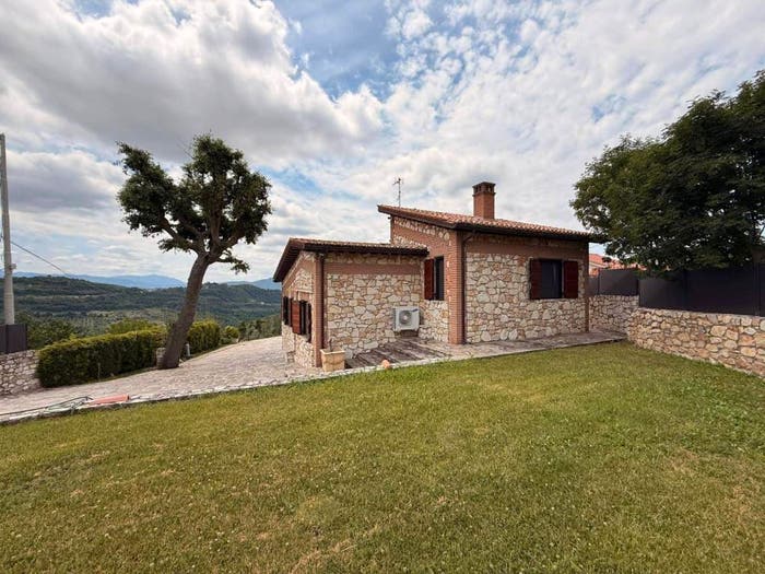 Casa con 6 locali in vendita in vocabolo paradiso, Mompeo