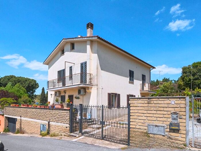 Appartamento quadrilocale in vendita in Via Franco Briolini, Cesano, Roma