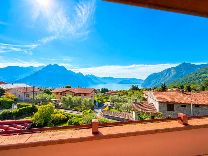 Appartamento bilocale in vendita in Via Novembre, Solto Collina