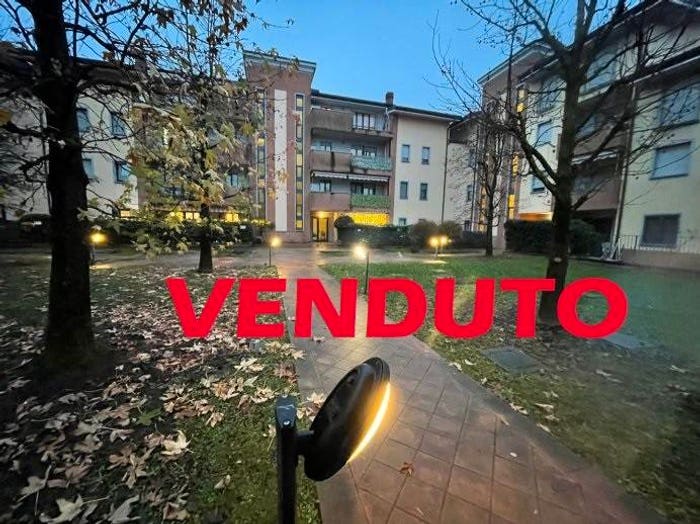 Appartamento trilocale in vendita in Via Salvatore Quasimodo, Centro, Caronno Pertusella