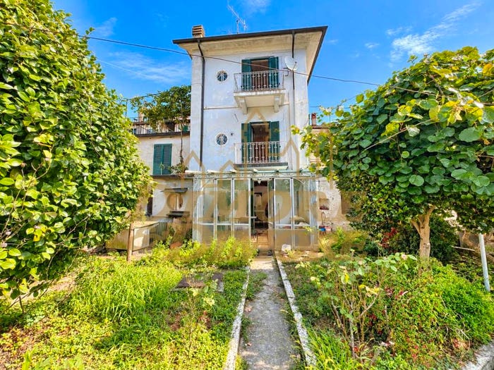 Casa con 6 locali in vendita in Via Metaldi, Colmegna, Luino