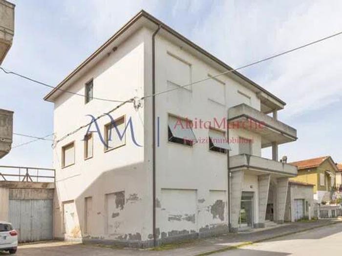 Appartamento con 6 locali in vendita in Contrada Lago No Number, Montalto delle Marche