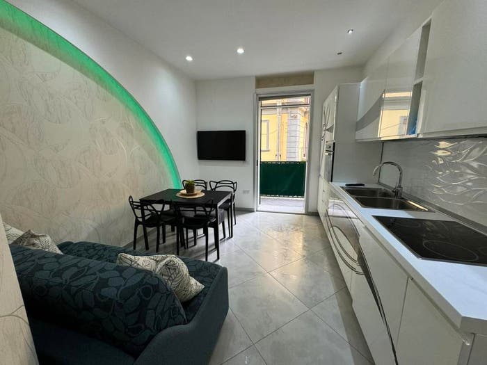 Appartamento bilocale in affitto in Via Serapide, Santa Lucia, Napoli