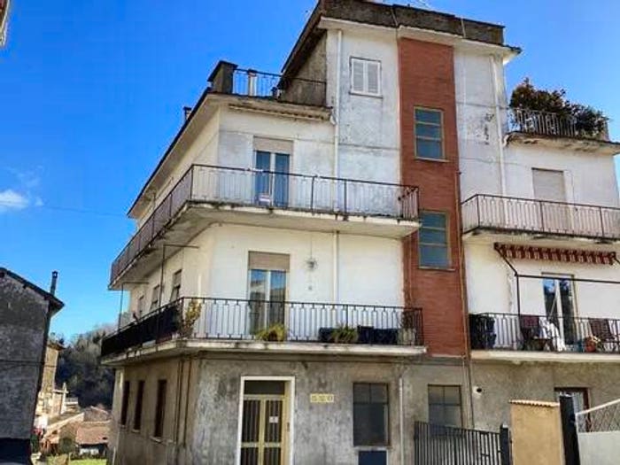 Appartamento quadrilocale in vendita in Via Roma, Bassano Romano