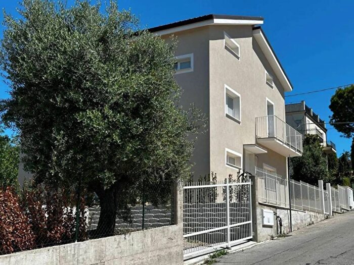 Casa con 6 locali in vendita in Contrada Mossa, Centro, Fermo