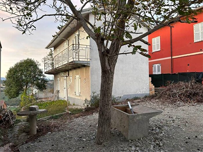 Casa in vendita in Via Aprile, Urbino