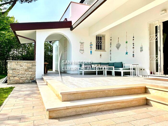 Casa con 10 locali in vendita in Via Benedetto Croce, Forte Dei Marmi