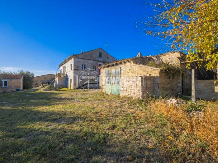 Casa con 6 locali in vendita in Montecosaro