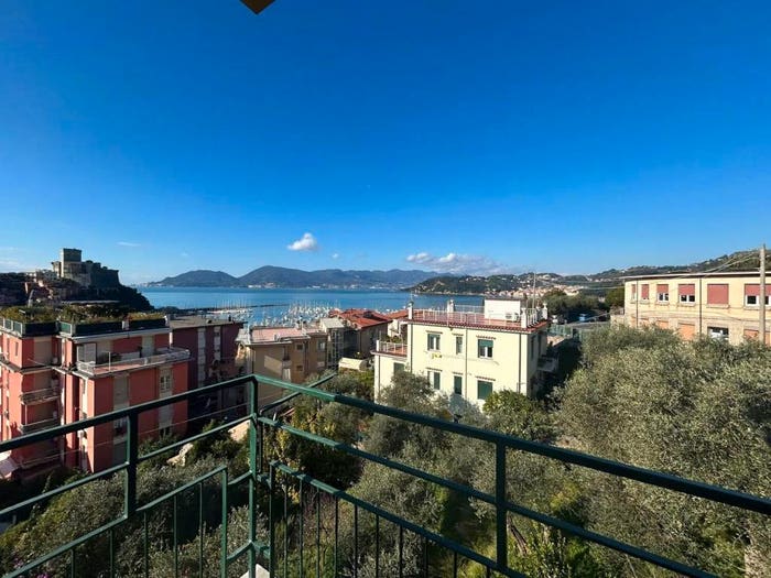 Appartamento quadrilocale in vendita in Via Xx Settembre No Number, San Terenzo, Lerici