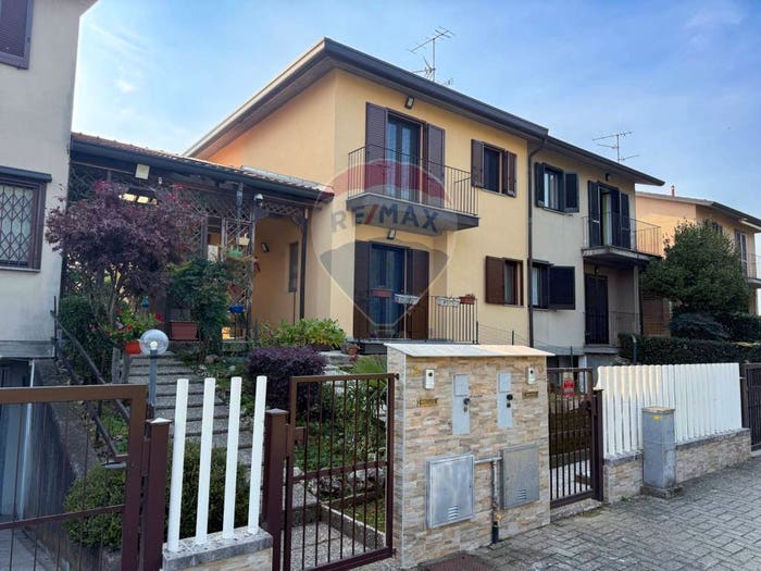 Casa quadrilocale in vendita in via Tarantelli, Bernate La Ca', Arcore