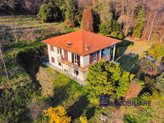 Casa con 6 locali in vendita in Via per Ranco, Angera