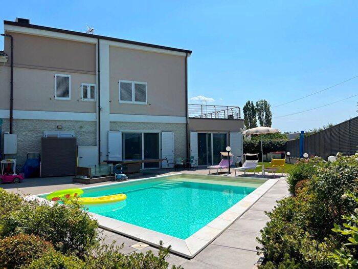 Casa con 6 locali in vendita in Strada della Grancia, Torraccia Tre Ponti, Pesaro