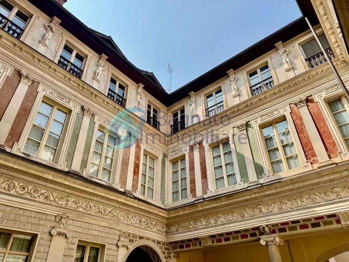 Appartamento con 6 locali in vendita in Via Amico Canobio, Centro Storico, Novara