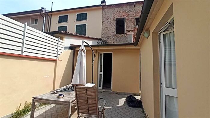 Casa con 10 locali in vendita in Viareggio