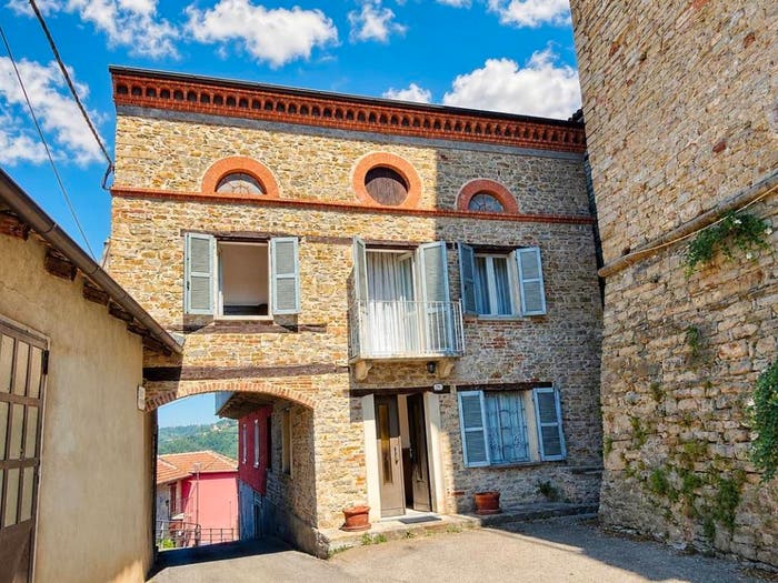 Casa con 6 locali in vendita in Cravanzana