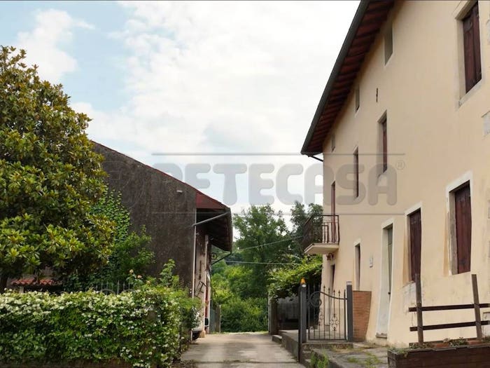 Casa quadrilocale in vendita in Via Costa, Centro, Brogliano