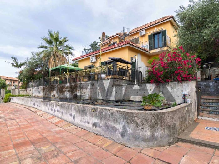 Casa quadrilocale in vendita in Via Litteri, Aci Trezza, Aci Castello
