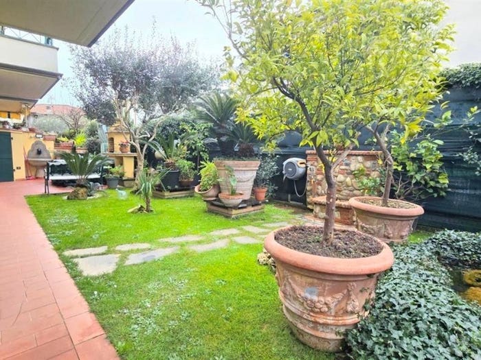 Appartamento quadrilocale in vendita in Marina di Massa Centro, Massa