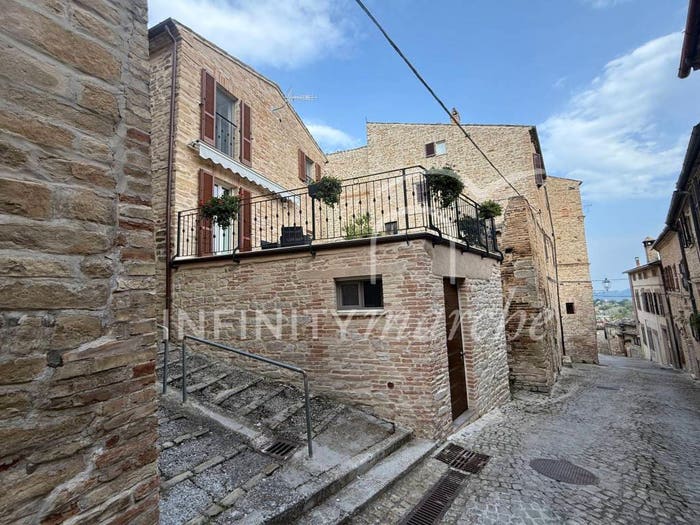 Casa quadrilocale in vendita in Via Castello, Centro, Montelparo