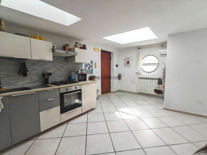 Appartamento trilocale in vendita in Via Licio Quinzio Cincinnato, Fuorigrotta, Napoli