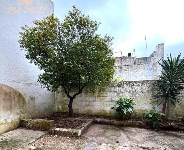 Appartamento con 6 locali in vendita in Via Alessandro Manzoni, PresicceAcquarica