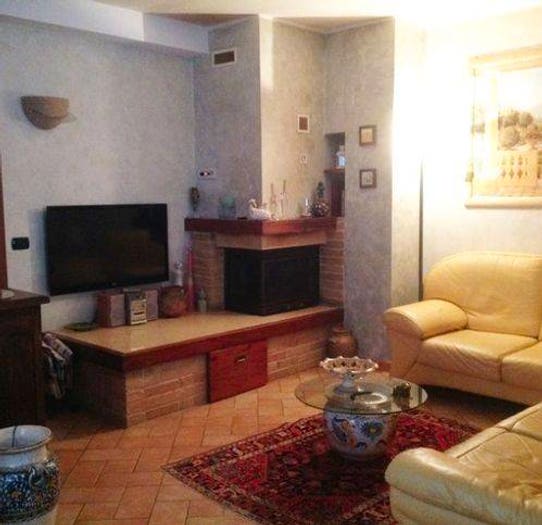 Appartamento con 6 locali in vendita in Via Sant'Agostino, Fermignano