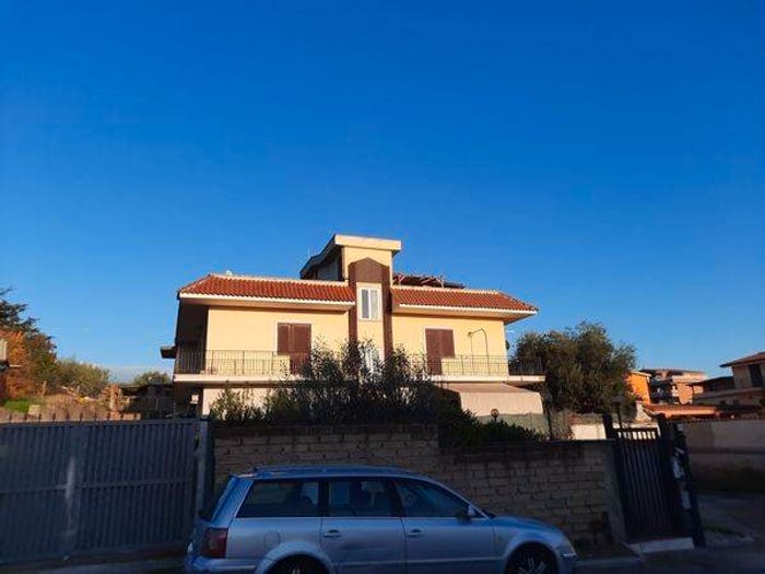 Appartamento trilocale in vendita in Via Condofuri, Rocca Cencia, Roma