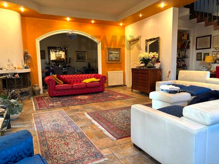 Casa con 6 locali in vendita in Via Norma, Valverde