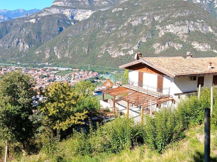 Casa con 6 locali in vendita in Via Lodron, Ala