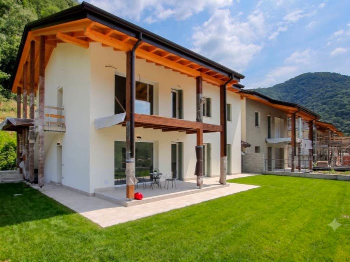 Appartamento trilocale in vendita in Via Azzarotti, Pradalunga