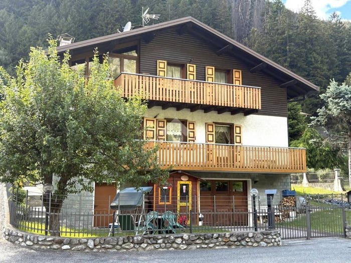 Casa con 6 locali in vendita in Via Breno, Valdisotto