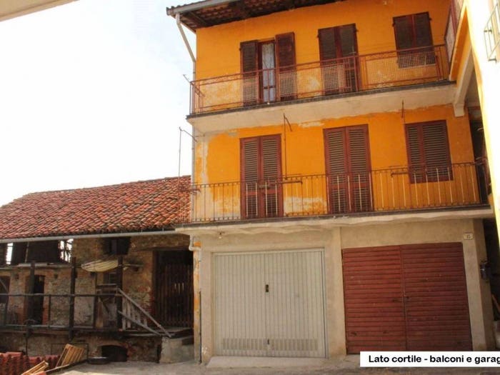 Casa con 6 locali in vendita in Via Cavour n, Strambinello