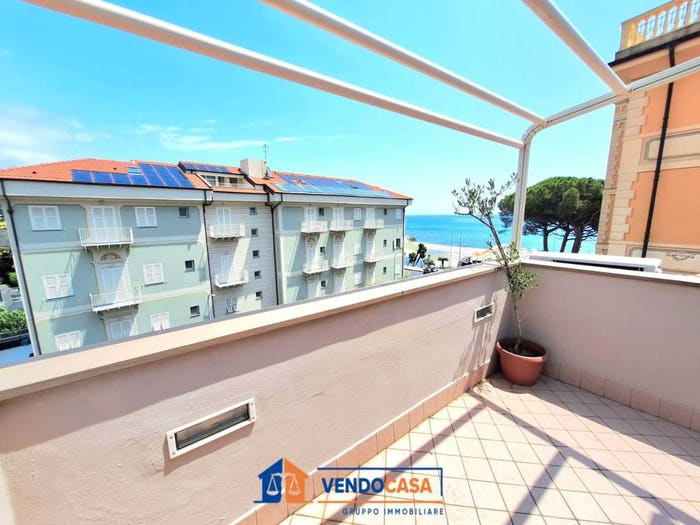 Appartamento trilocale in vendita in Via Renato Boragine, Centro, Loano