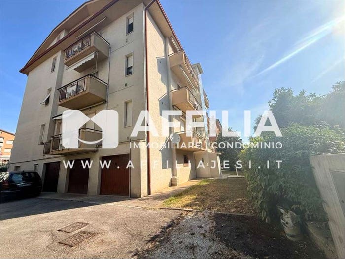 Appartamento con 6 locali in vendita in VIA LONGHI, Tabano Montecappone, Jesi