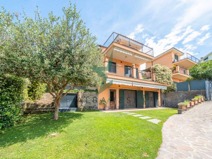 Casa quadrilocale in vendita in Via Antonio Piccioni, Centro, Castelnuovo di Porto