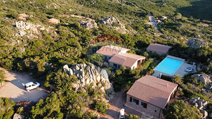 Casa con 18 locali in vendita in Monti di Lu Pinu, Trinità d'Agultu e Vignola