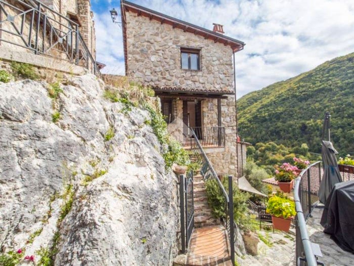 Casa trilocale in vendita in Rocca di Fondi, Centro, Antrodoco